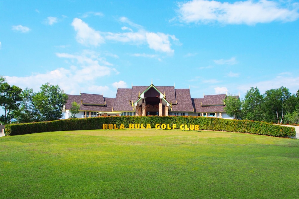 ROYAL PINEAPPLE HOTEL a welcome to wealth and good fortune 59/61