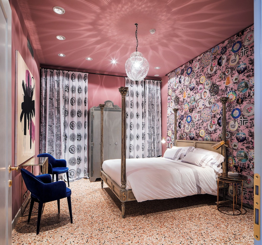 Deluxe, Queen Bed