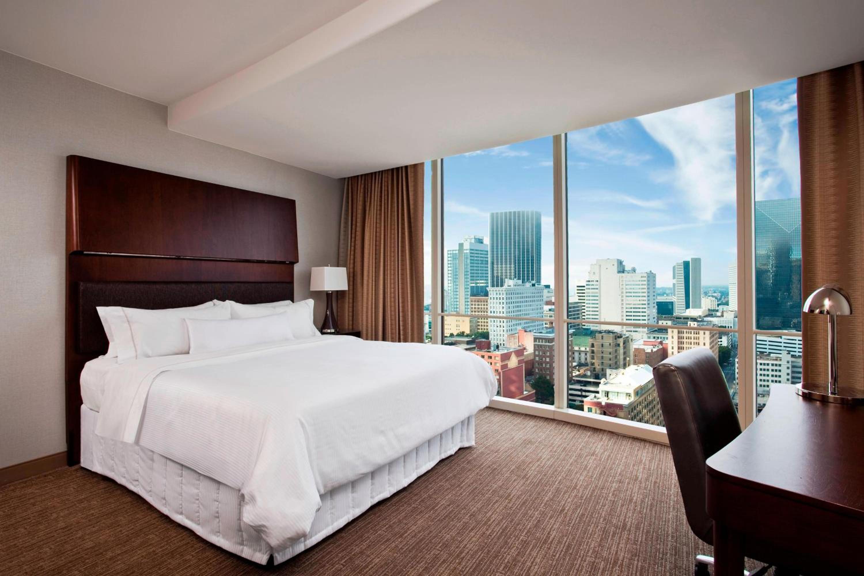 غرفة بسرير كينج لذوي الإعاقة، The Westin Peachtree Plaza Atlanta 7/14