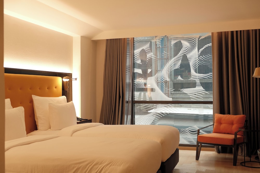 Downtown, Twin Beds