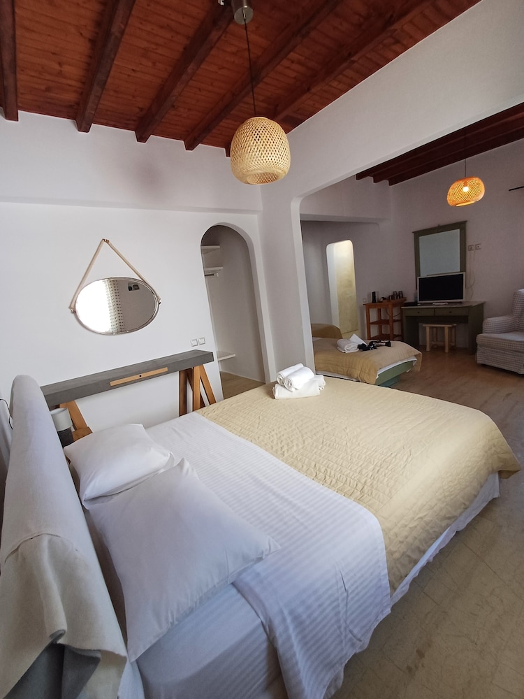 Manos Rooms 11/50