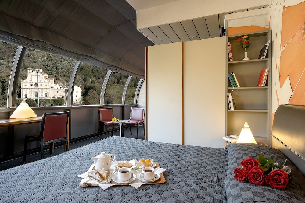 Albornoz Palace Hotel 51/71