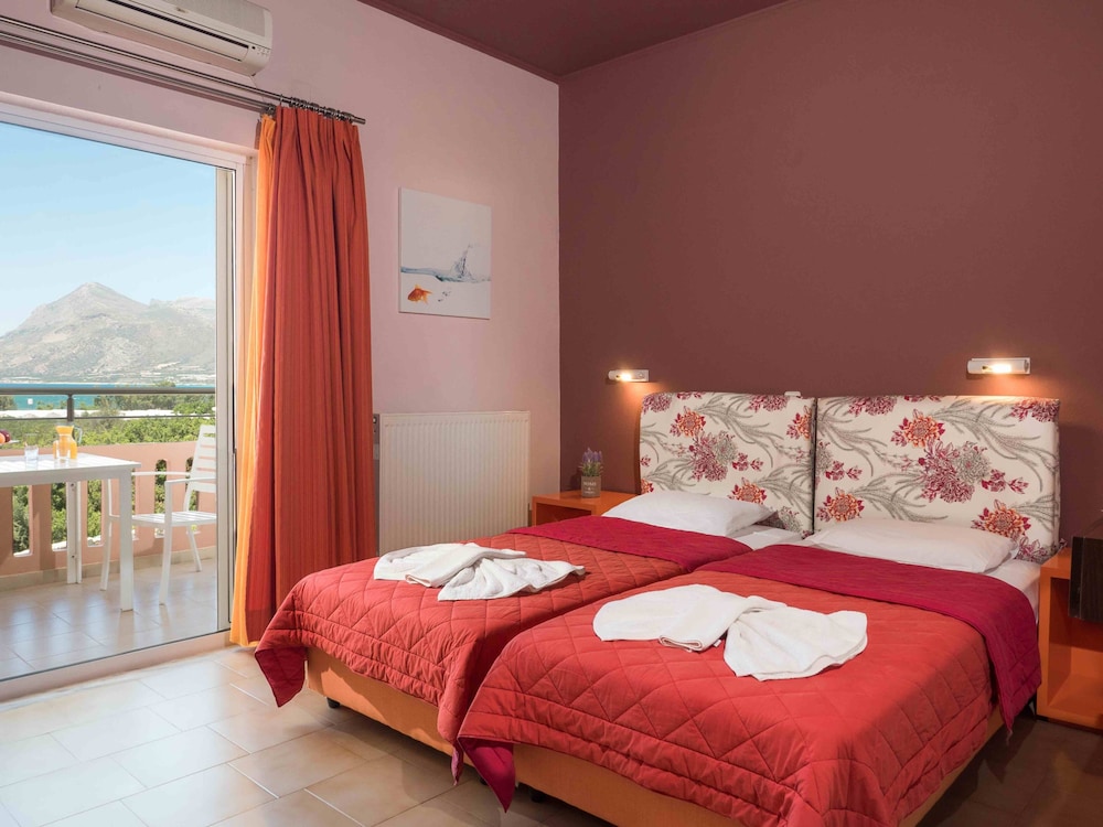 Studio, Twin Beds