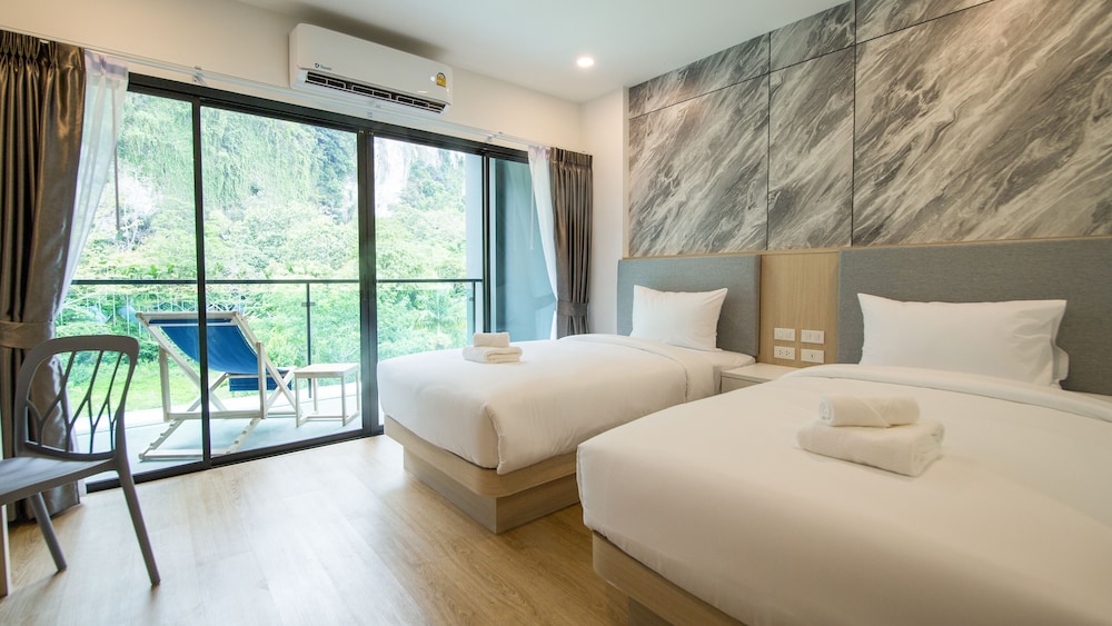 Deluxe, Twin Beds, Mountain View