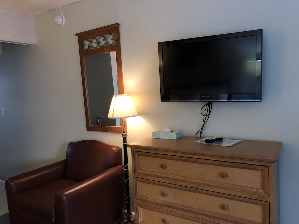 Cedar Inn & Suites 51/64