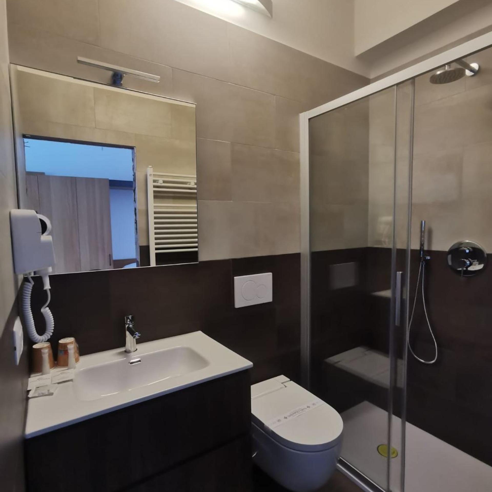 ROOM, DOUBLE BED