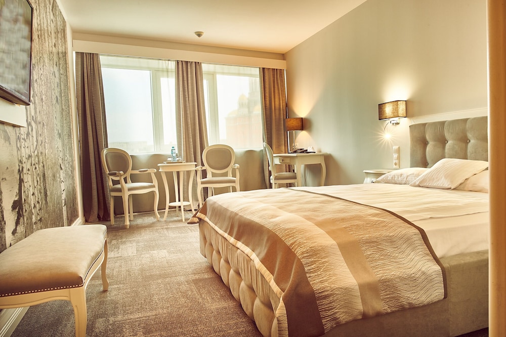 PALACE, DELUXE, DOUBLE BED, PARLIAMENT VIEW