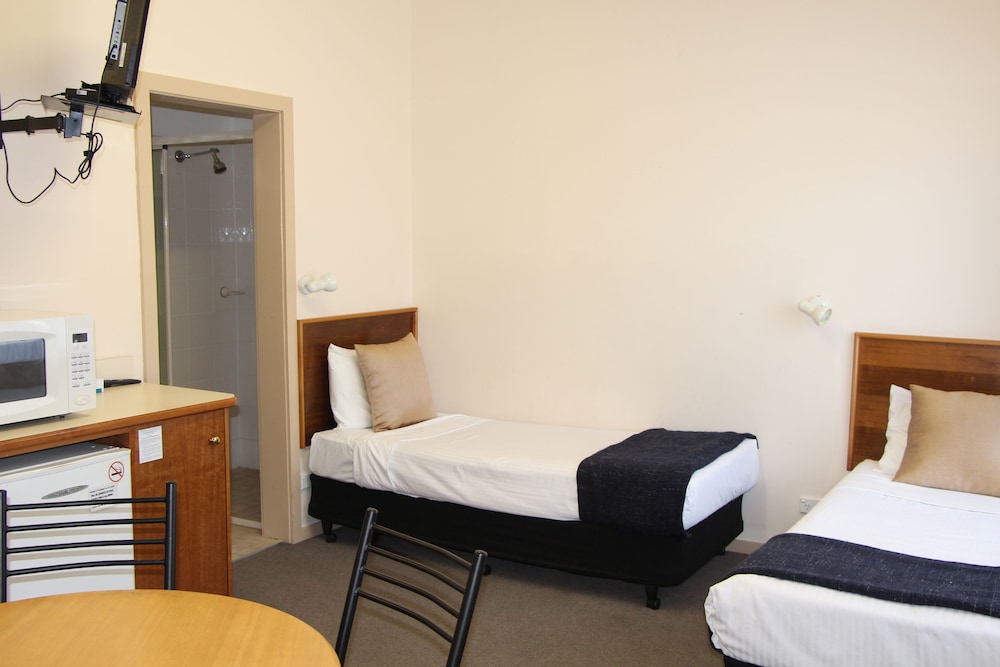 PIONEER WAY MOTEL 15/55