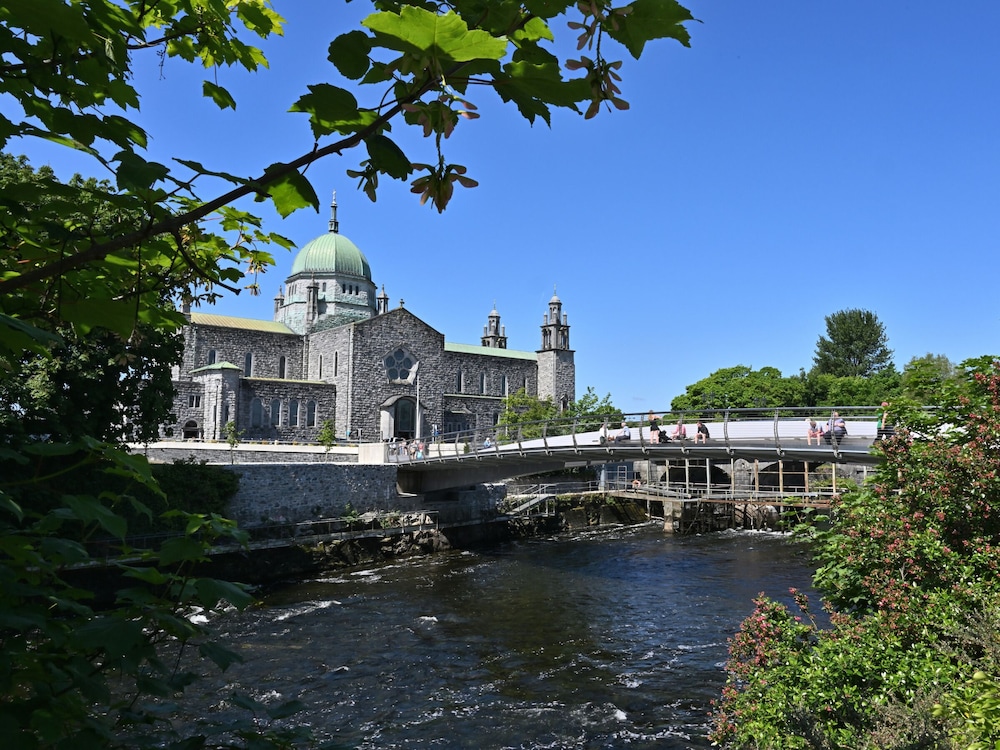 Eyre Square Hotel 56/58