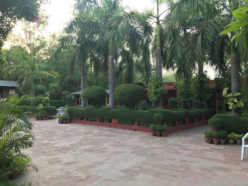 Hotel Sheela 44/53