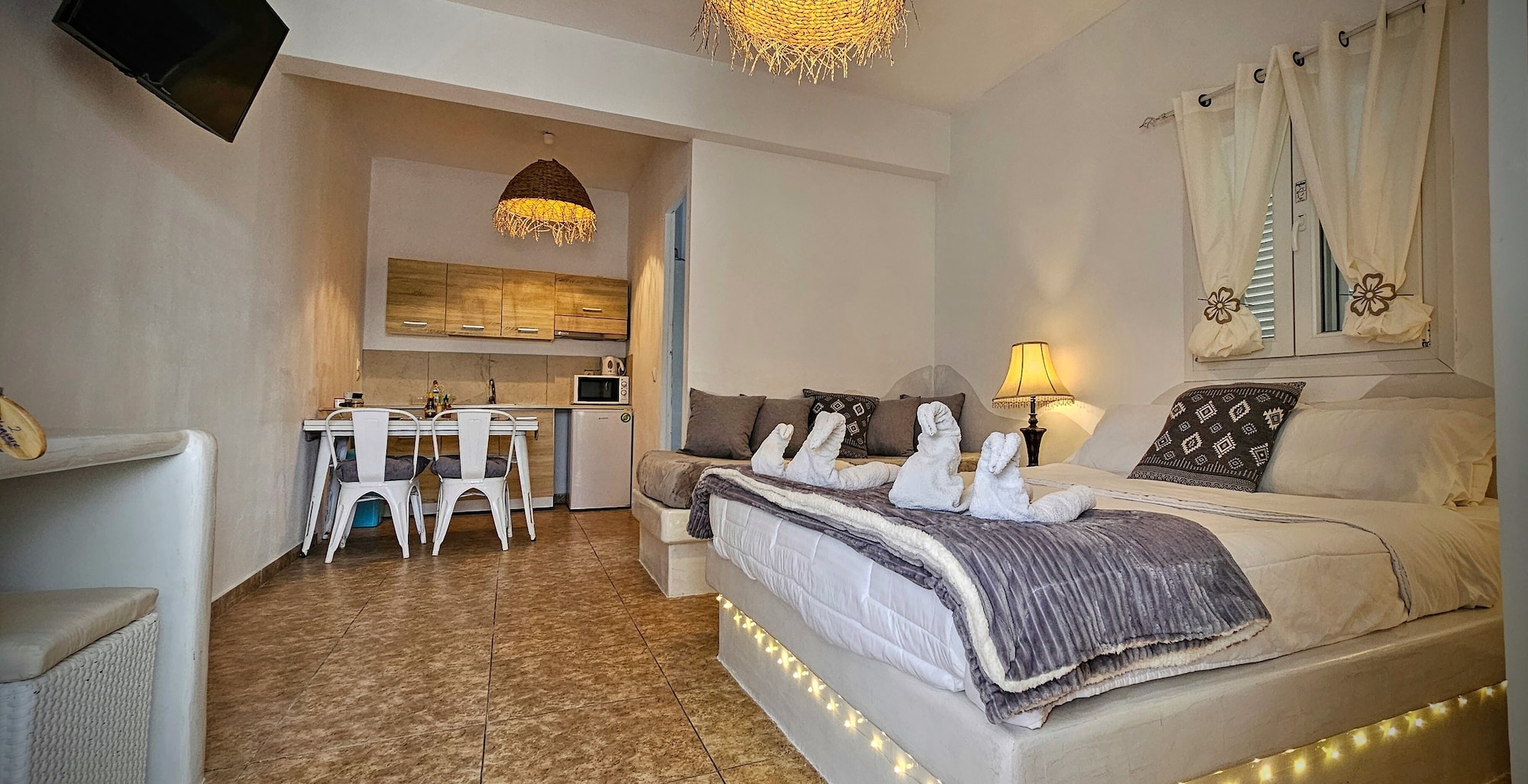 ROOM, DOUBLE BED