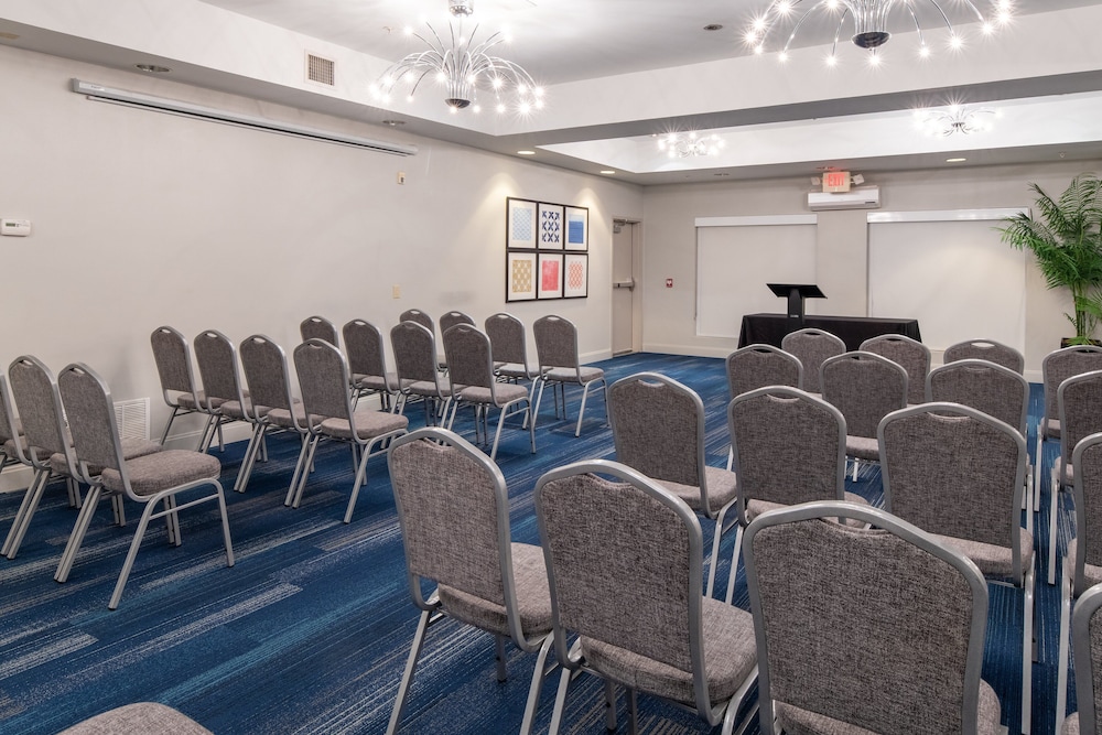 Holiday Inn Express Hotel Suites Dallas South Desoto 59/72