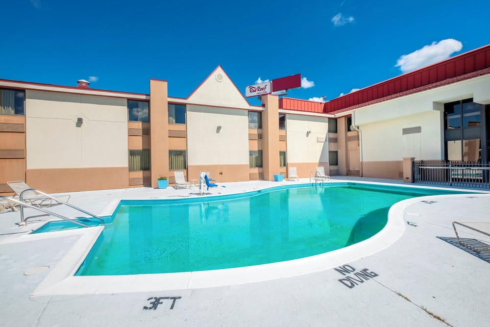 Red Roof Inn and Suites Cincinnati North Mason 27/28