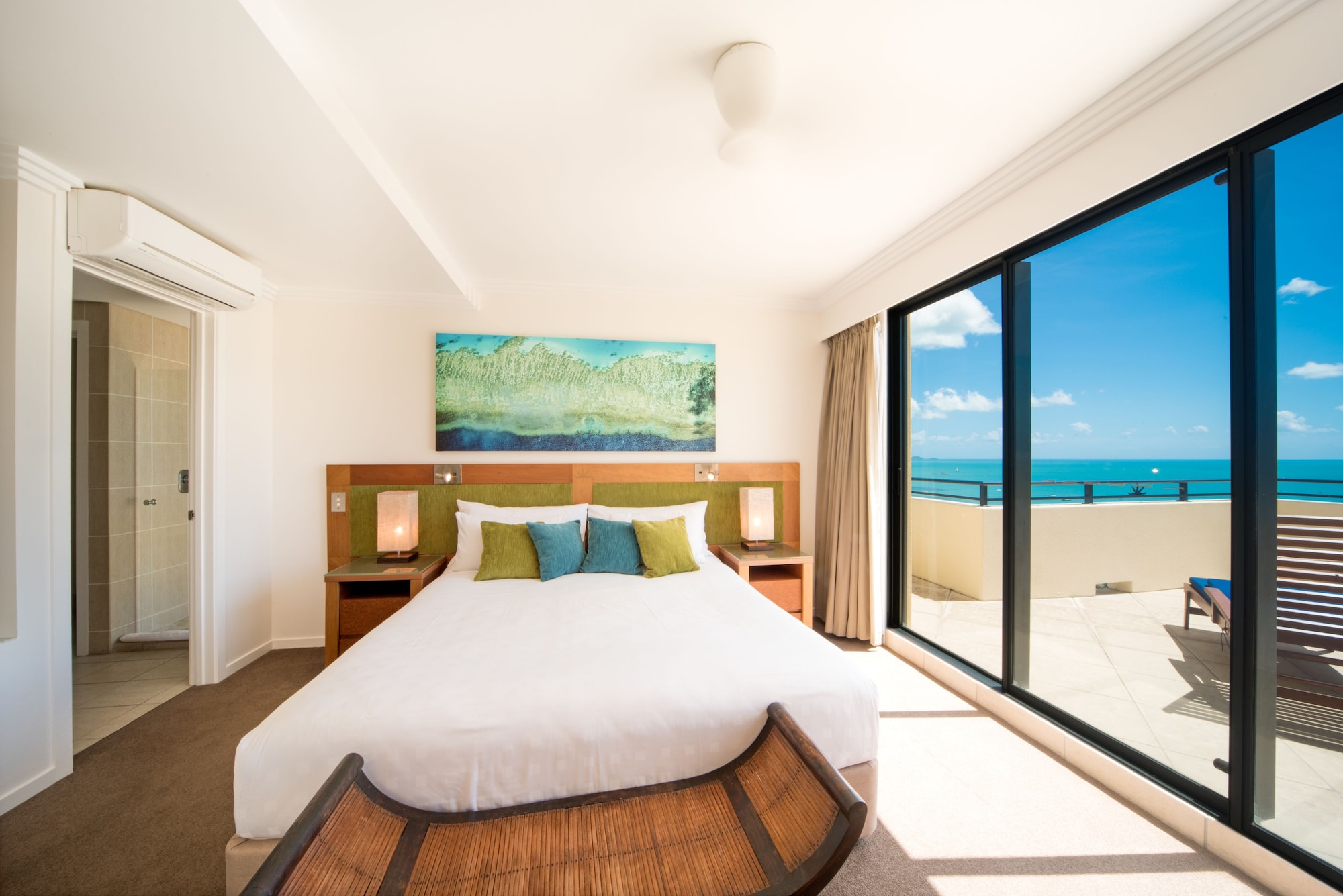 غرفة ديلوكس بسرير كينج وسريرين منفصلين بإطلالة على البحر بغرفتي نوم بجاكوزي