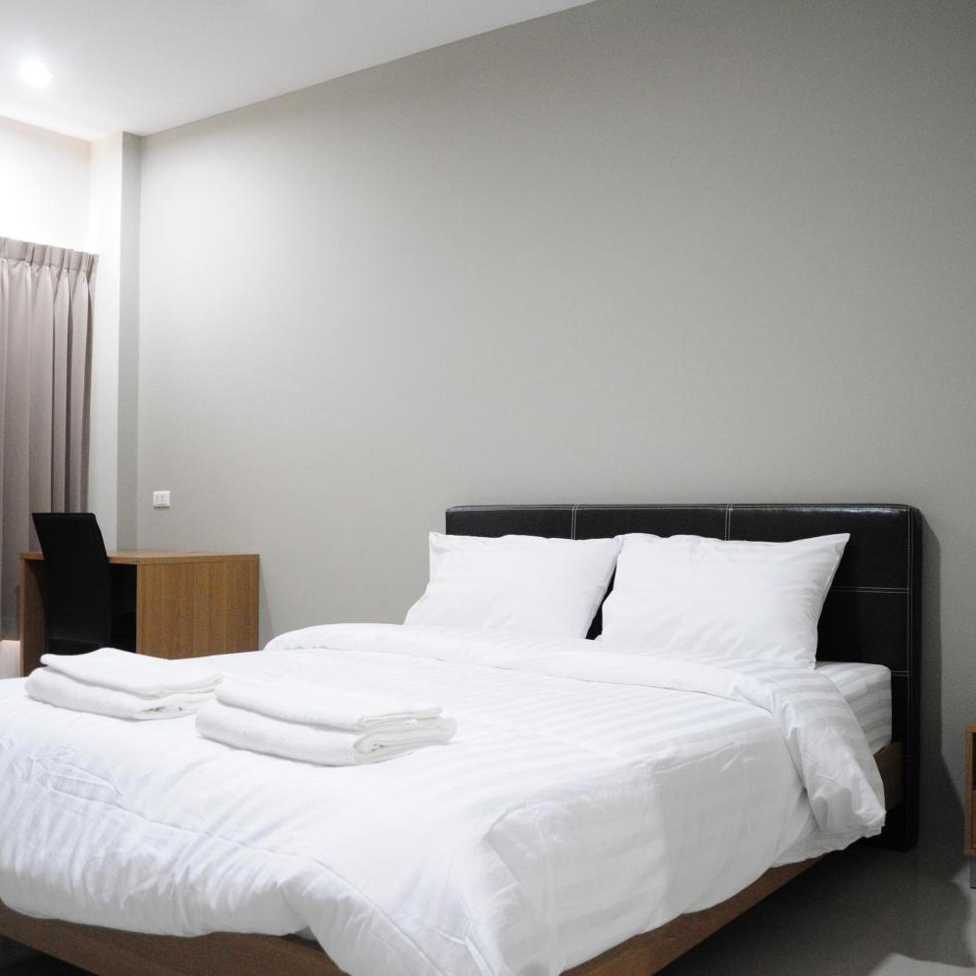 Standard, Queen Bed