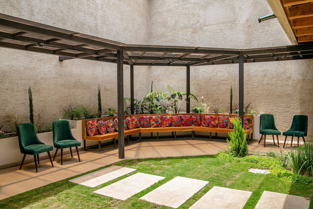 LAS CAMELIAS INN 41/50