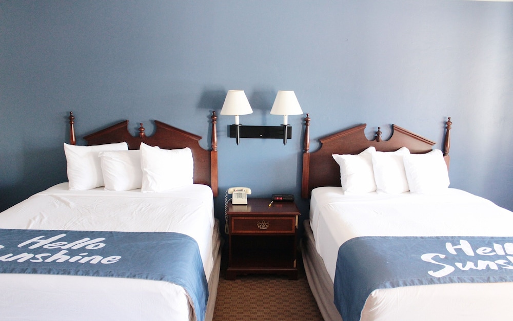 Days Inn by Wyndham Show Low 20/36