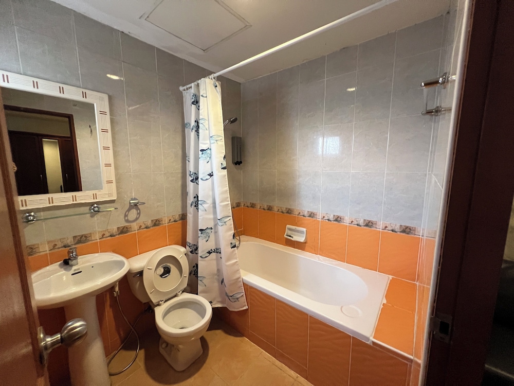 Kanavera Sriracha Hotel and Serviced Apartment 76/77
