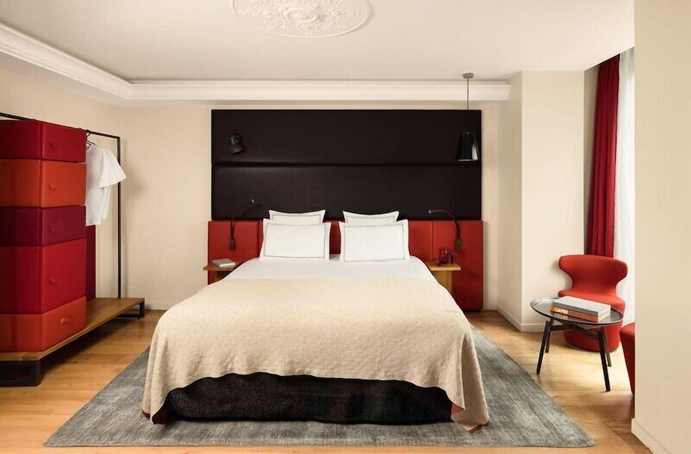 Artist, Studio, Queen Bed