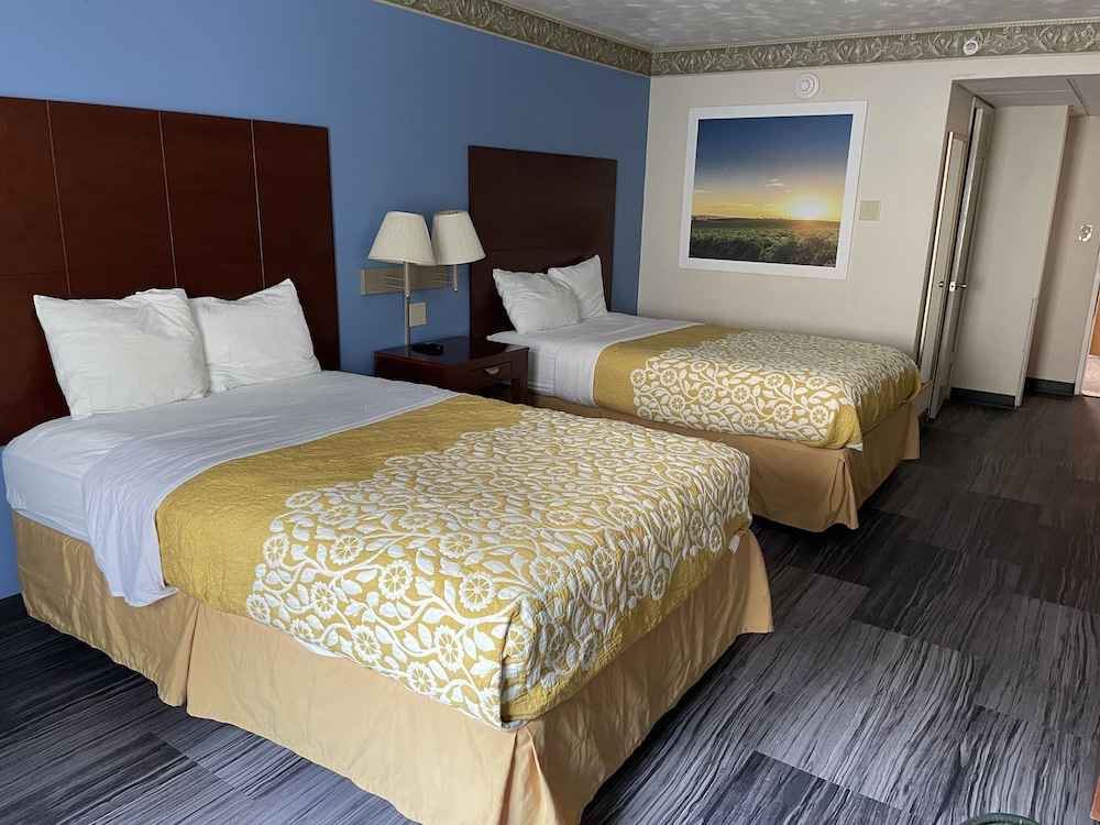 The Royal Inn & Suites 7/17