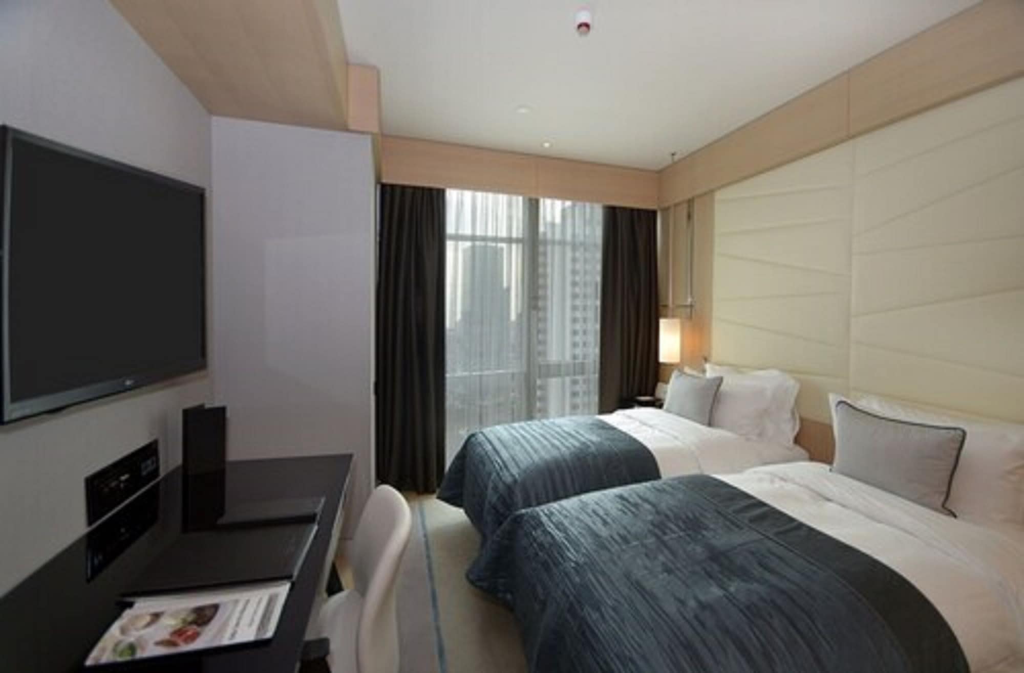 2 BEDROOMS, FAMILY SUITE, PARTIAL SEA VIEW, KITCHENETTE