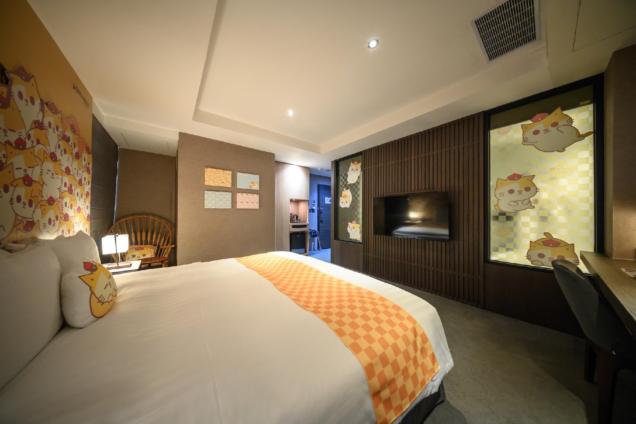 Theme, Queen Bed
