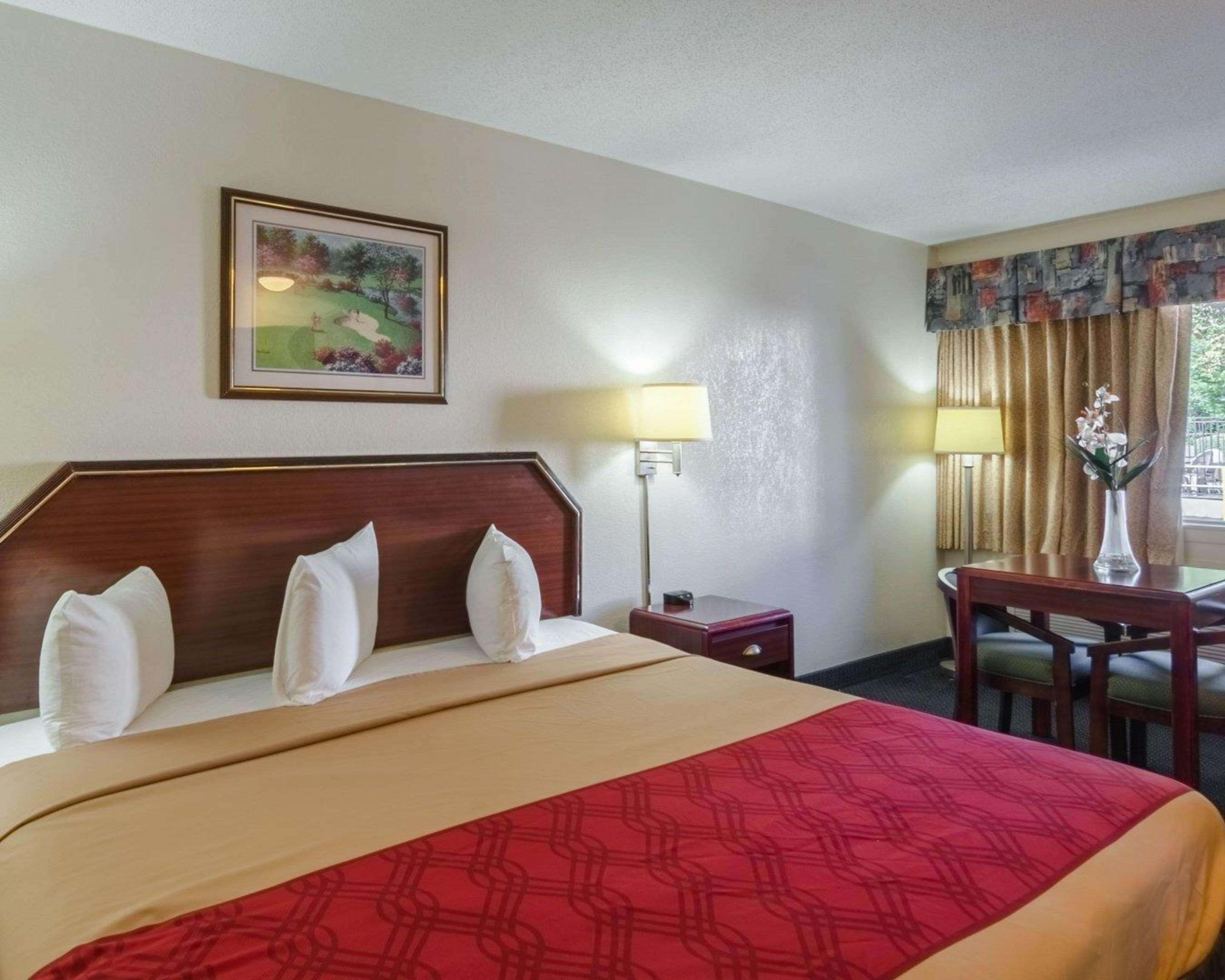 ROOM, KING BED