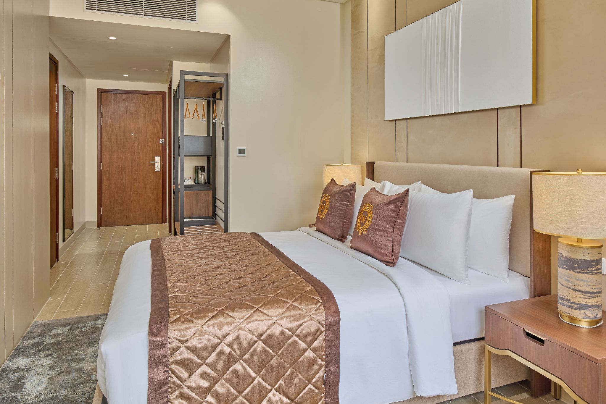 SUPERIOR, QUEEN BED