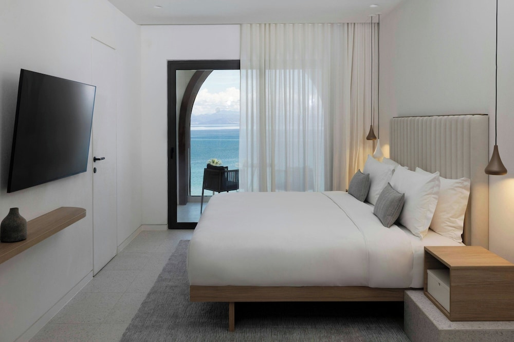 Opal, Suite, King Bed, Outdoor Jetted Tub