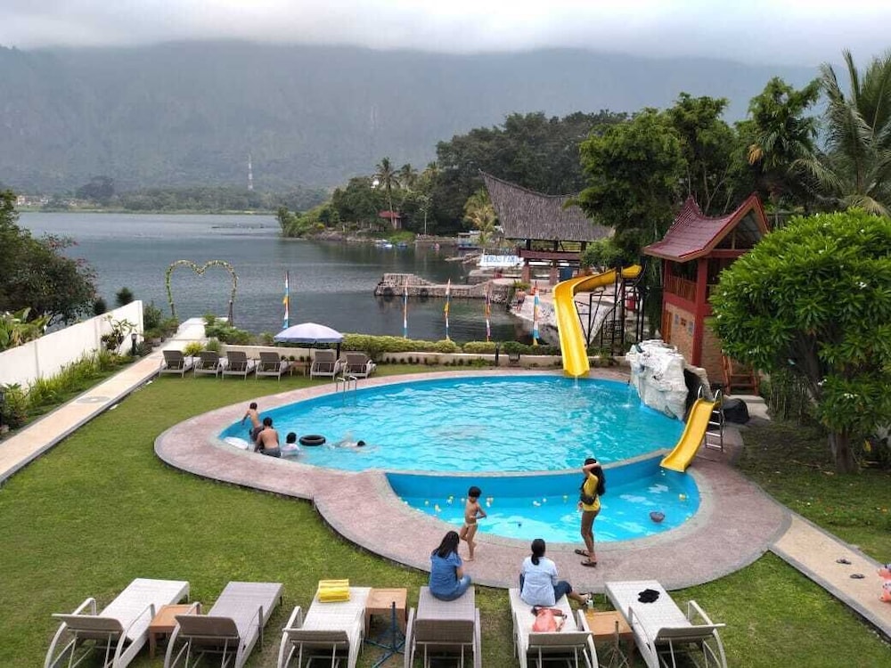 Zoe's Paradise Waterfront Hotel 35/39