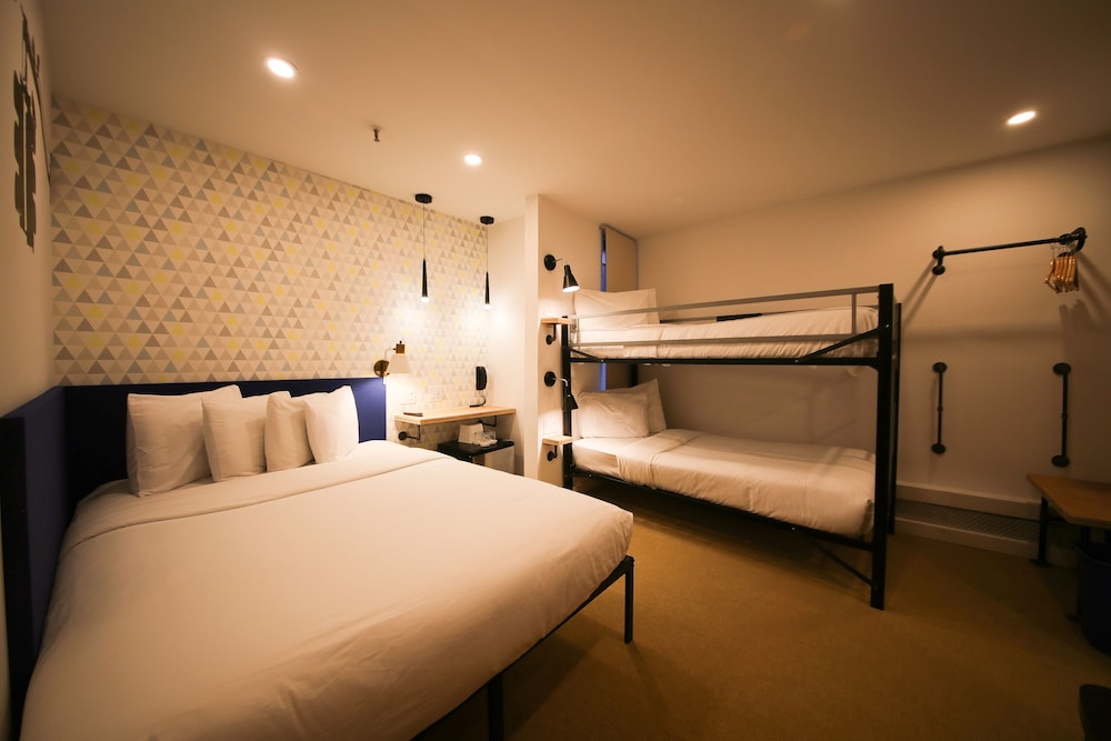 ROOM, QUADRUPLE