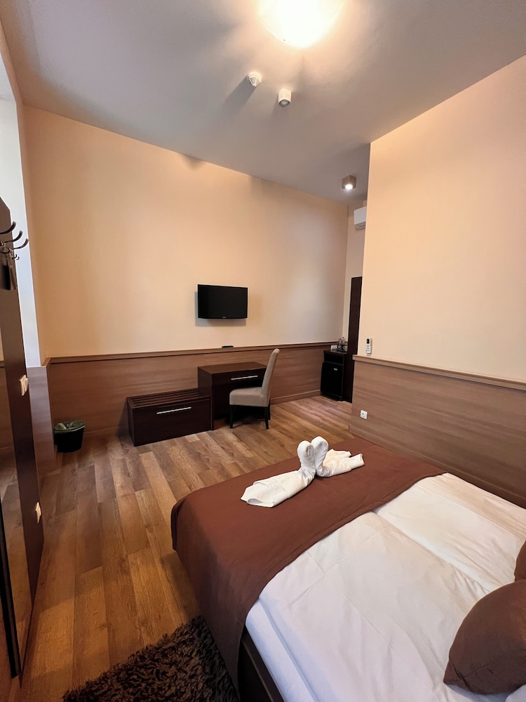 BUSINESS, DOUBLE BED