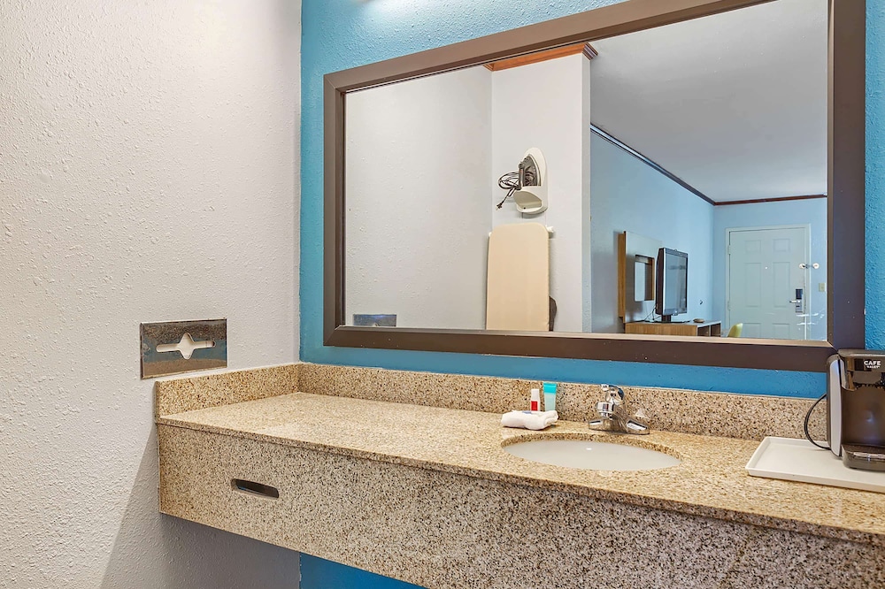 Days Inn by Wyndham Foley 16/33