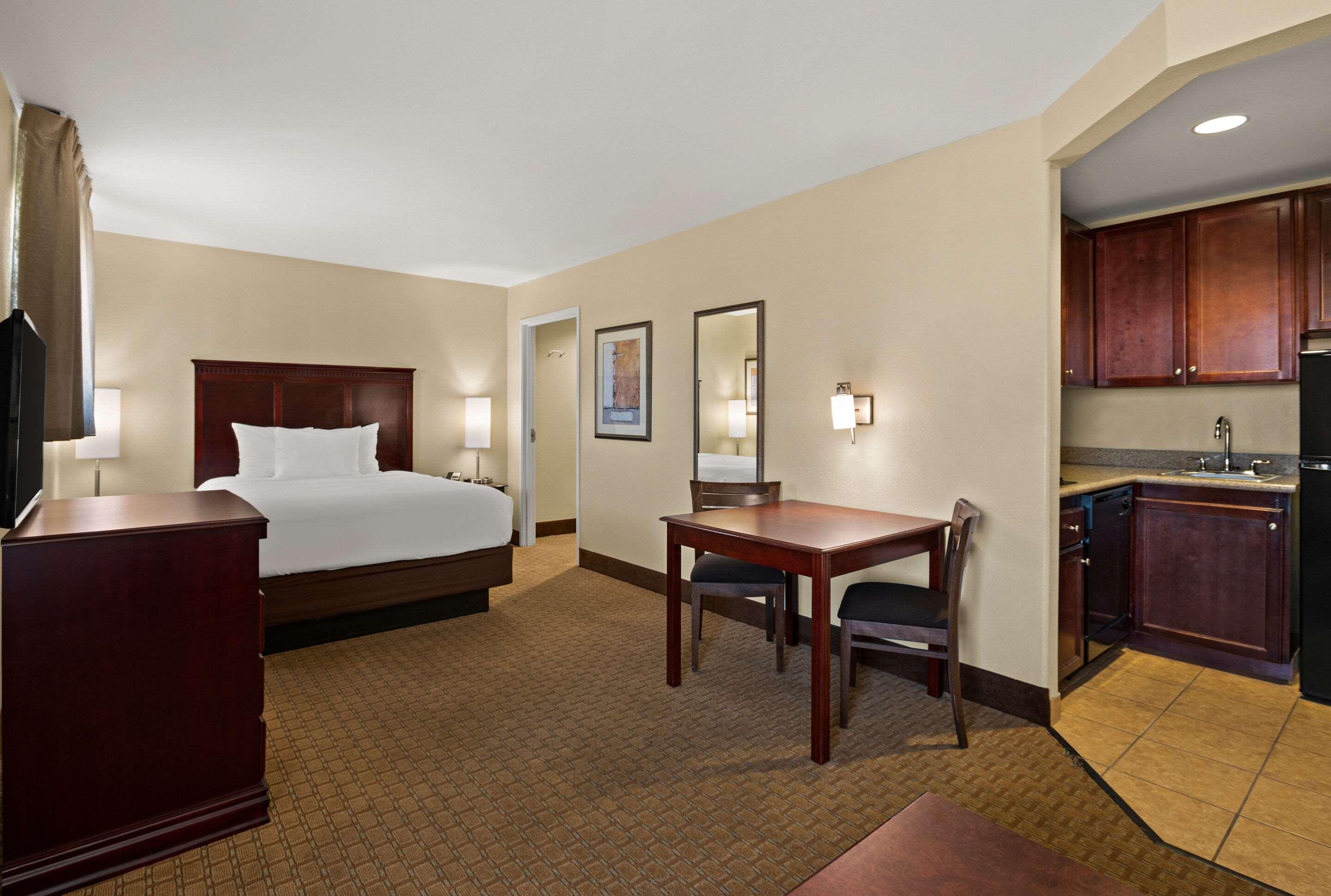 Efficiency, Suite, Queen Bed, Accessible