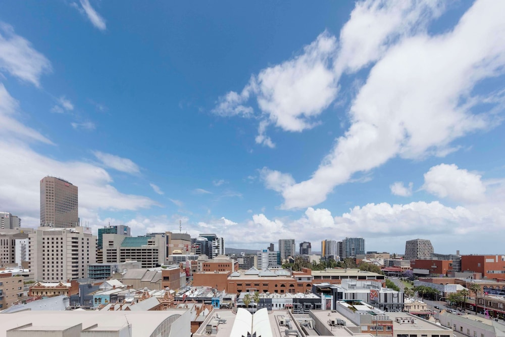 Oaks Embassy Adelaide Suites 61/64