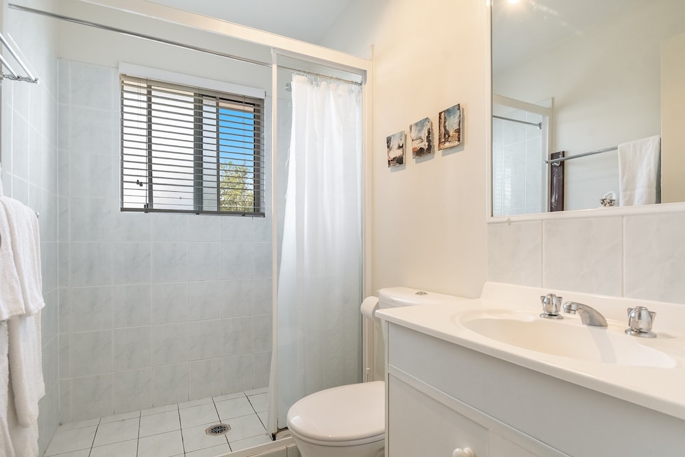 2 Bedrooms, Apartment, 2 Queen and Twin Beds, Byron Central Apartments 3/3