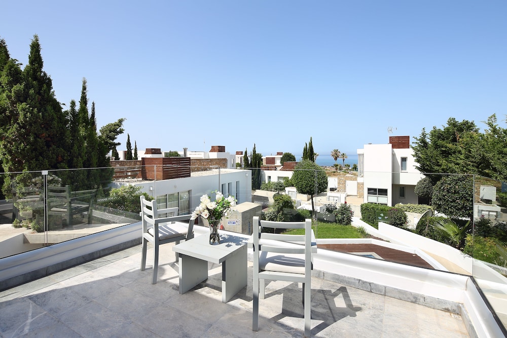 Paradise Cove Luxurious Beach Villas 20/50