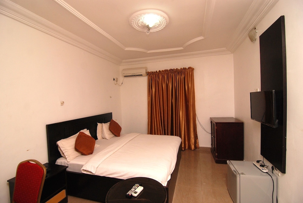 Silverland Hotel And Suites 12/36