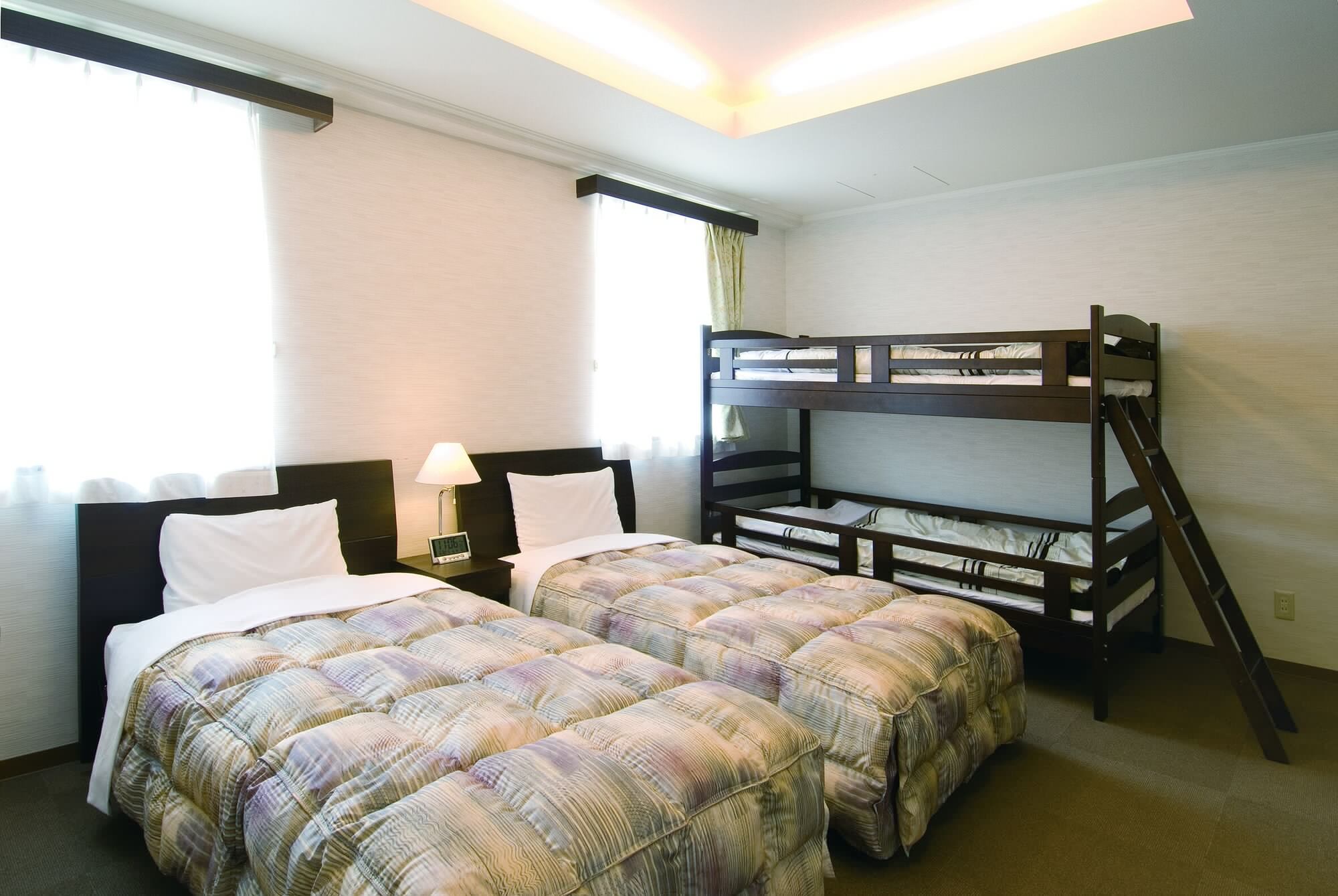 ROOM, QUADRUPLE