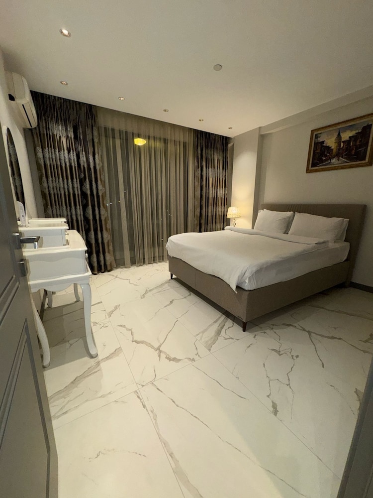 City, Apartment, 1 Single and 2 Queen Beds