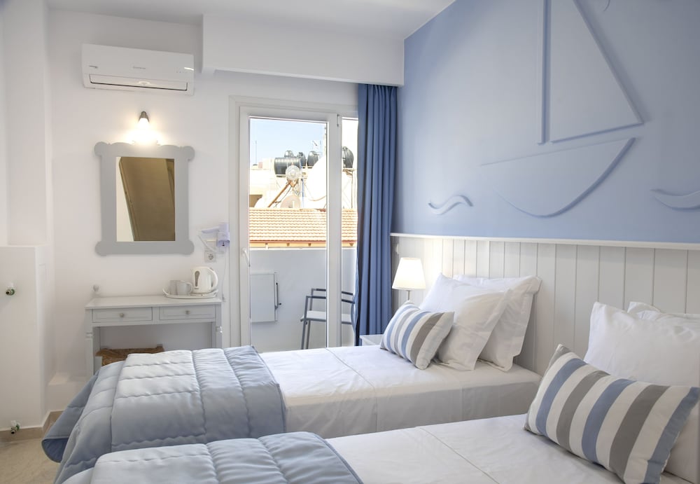 Classic, Town, Queen Bed, Pool View