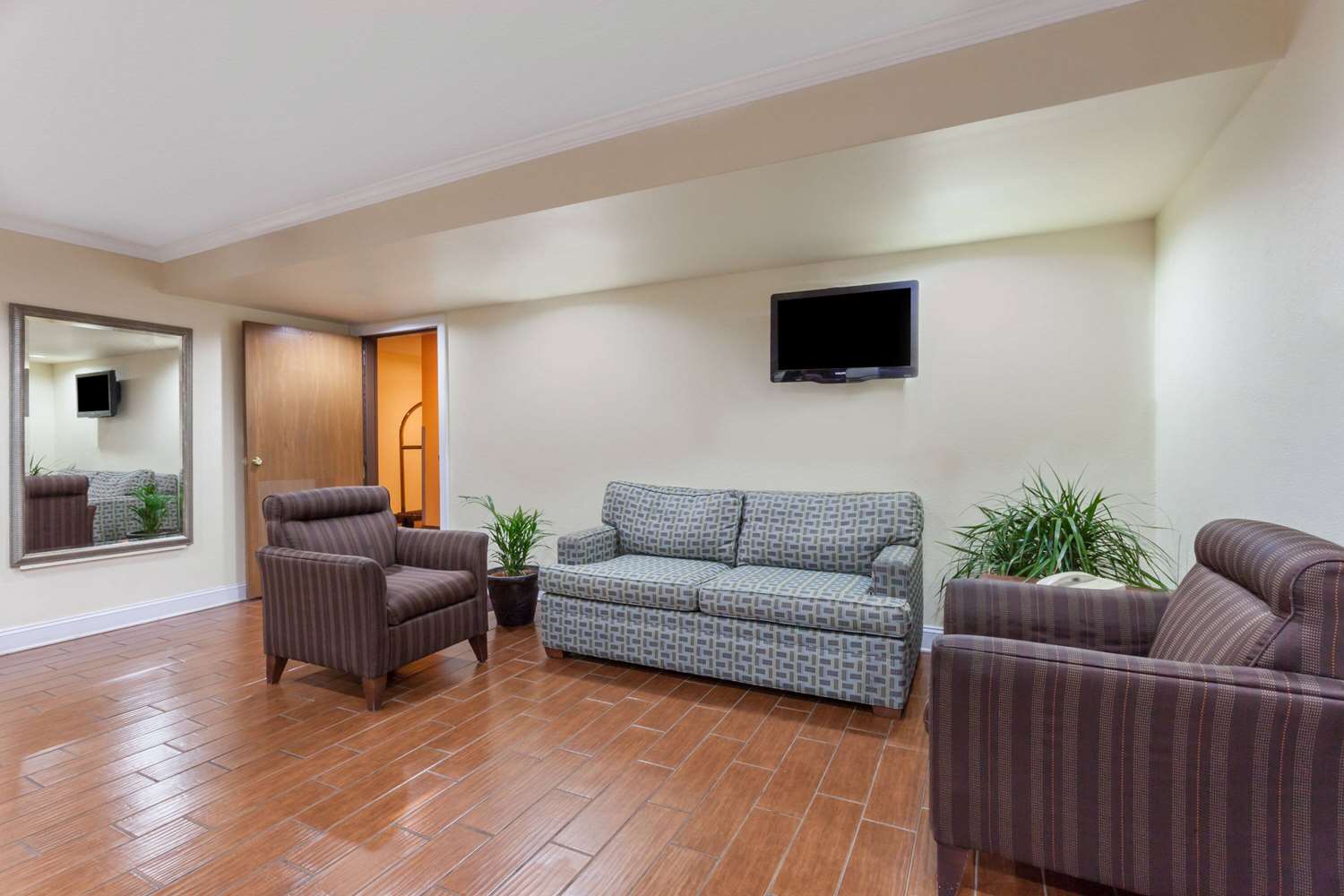 Super 8 by Wyndham Lexington/Hamburg Area 12/19