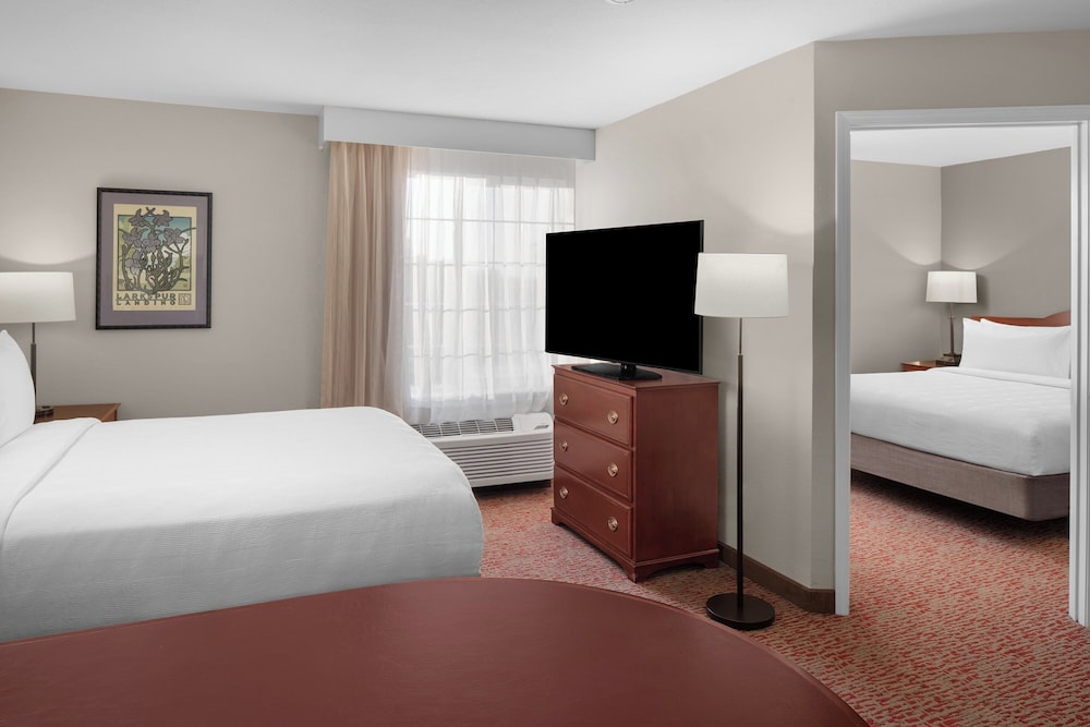 SUITE, KING AND QUEEN BED