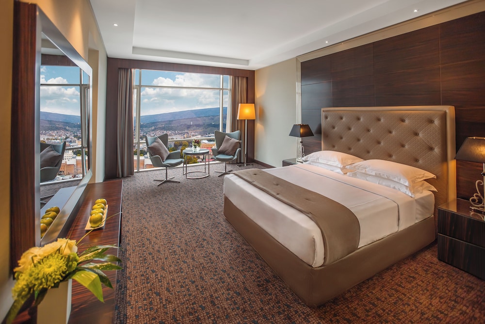 JUNIOR SUITE, QUEEN BED