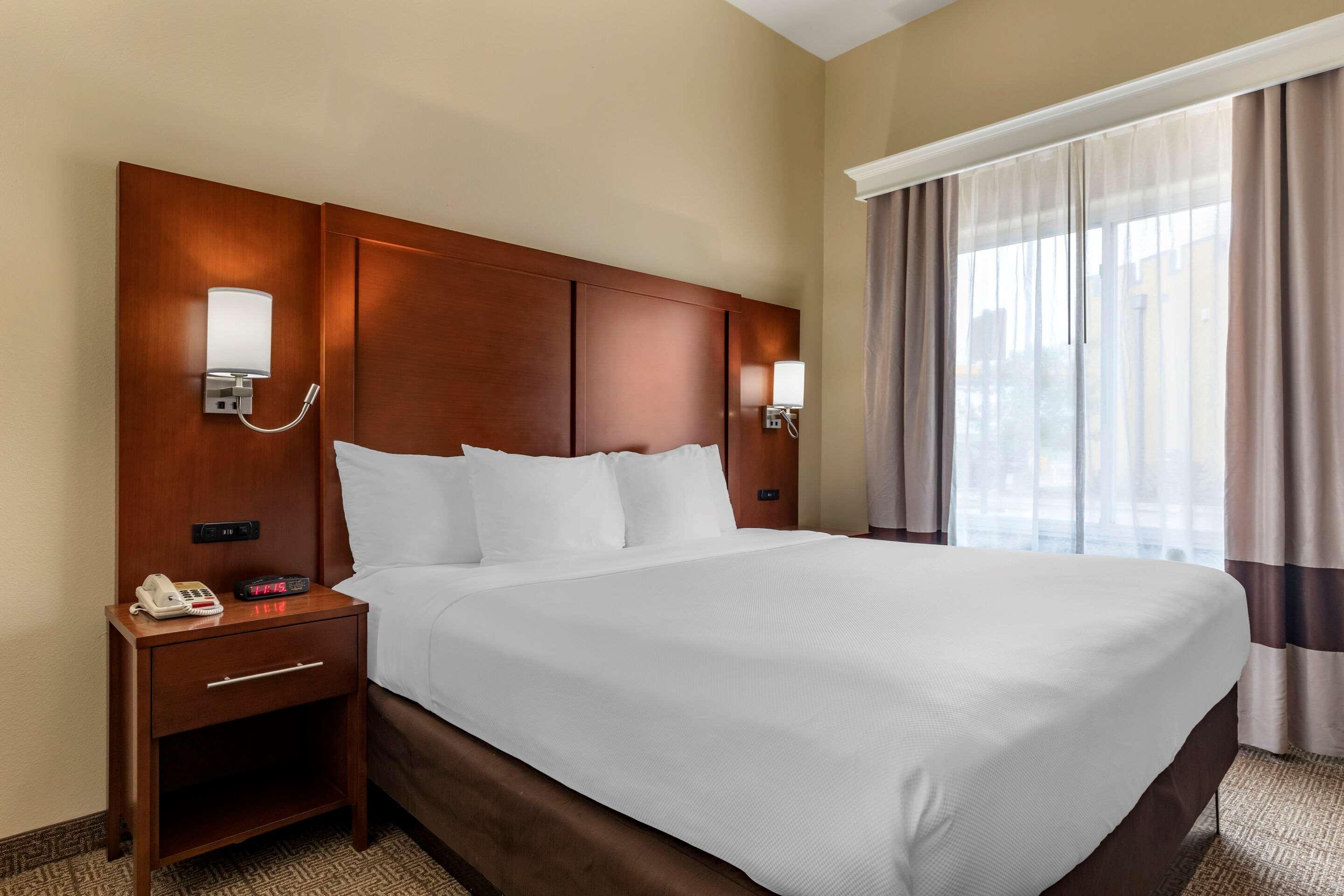 SUITE, KING BED