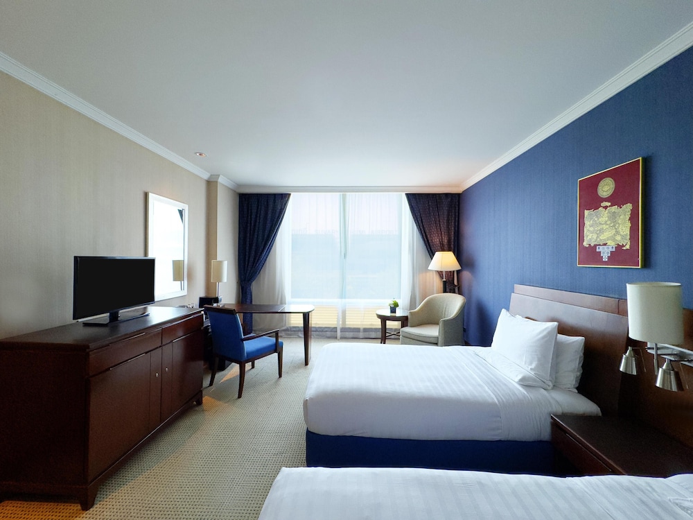 Room, Twin Beds, Airport View
