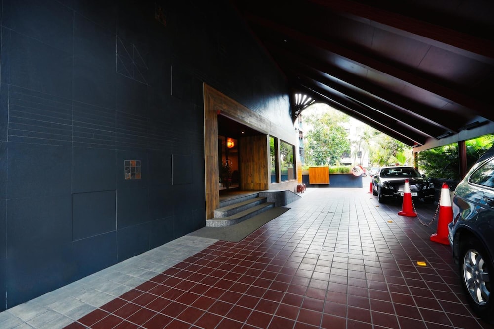 Abbott Hotel 33/35