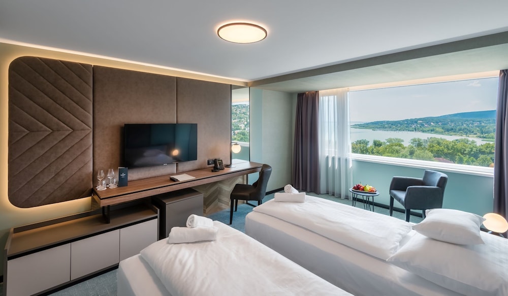 Panoramic, Suite, Queen Bed, Sofa