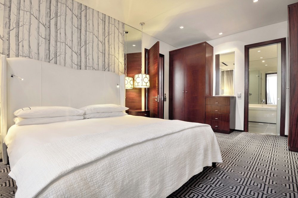 1 BEDROOM, SUITE