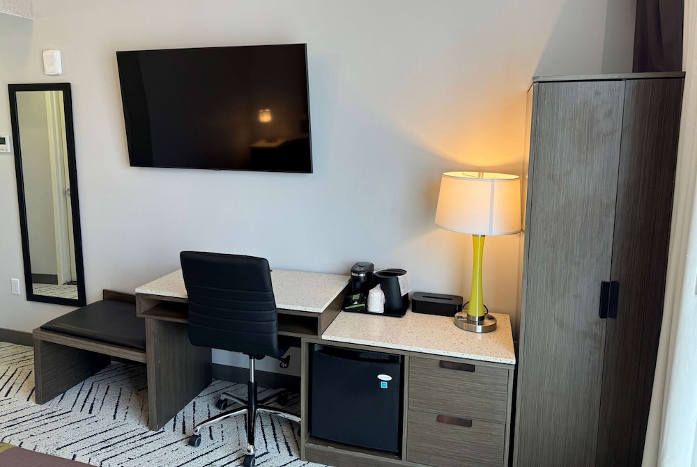 Super 8 by Wyndham Bronx Near Stadium 32/40